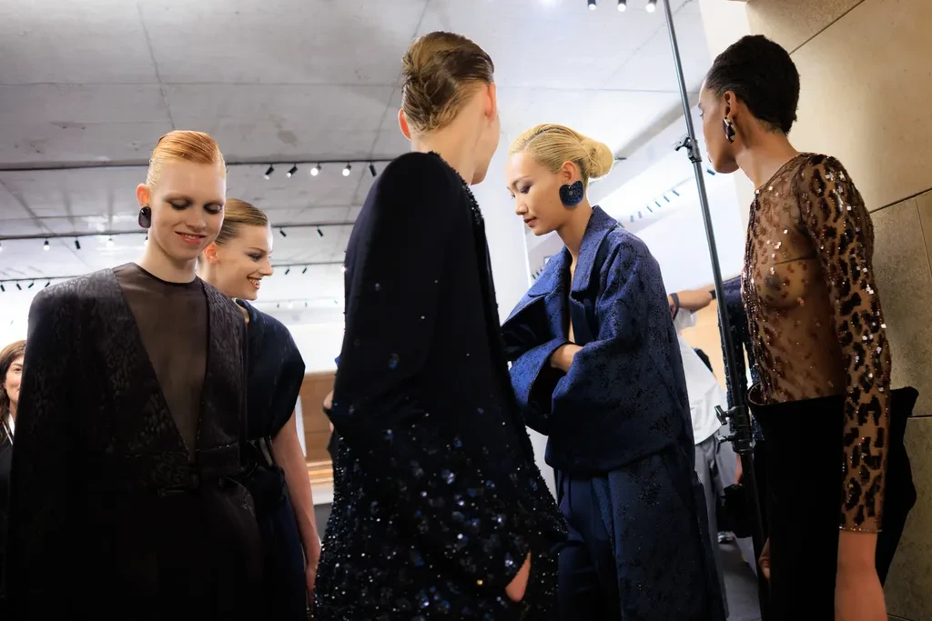 Schiaparelli! Dior! Armani Privé! 2026-cı ilin payız moda şoularının pərdəarxası görüntüsü — 1