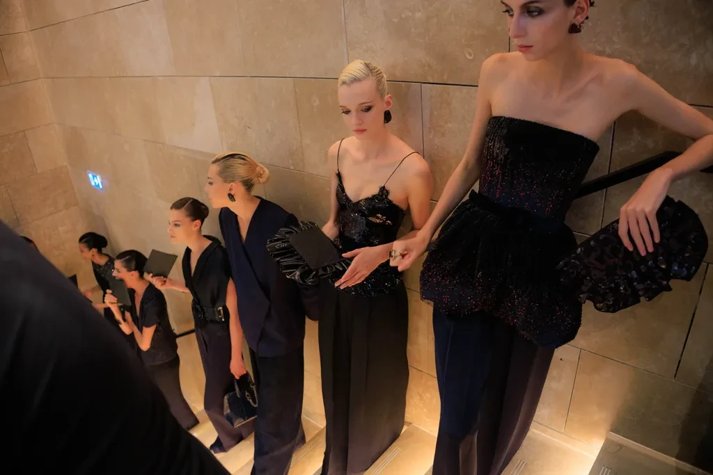 Schiaparelli! Dior! Armani Privé! 2026-cı ilin payız moda şoularının pərdəarxası görüntüsü — 3