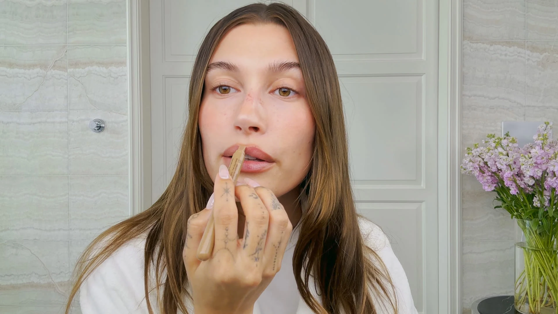 Hailey Bieber Səhər Gözəllik Rutini Paylaşdı — 1