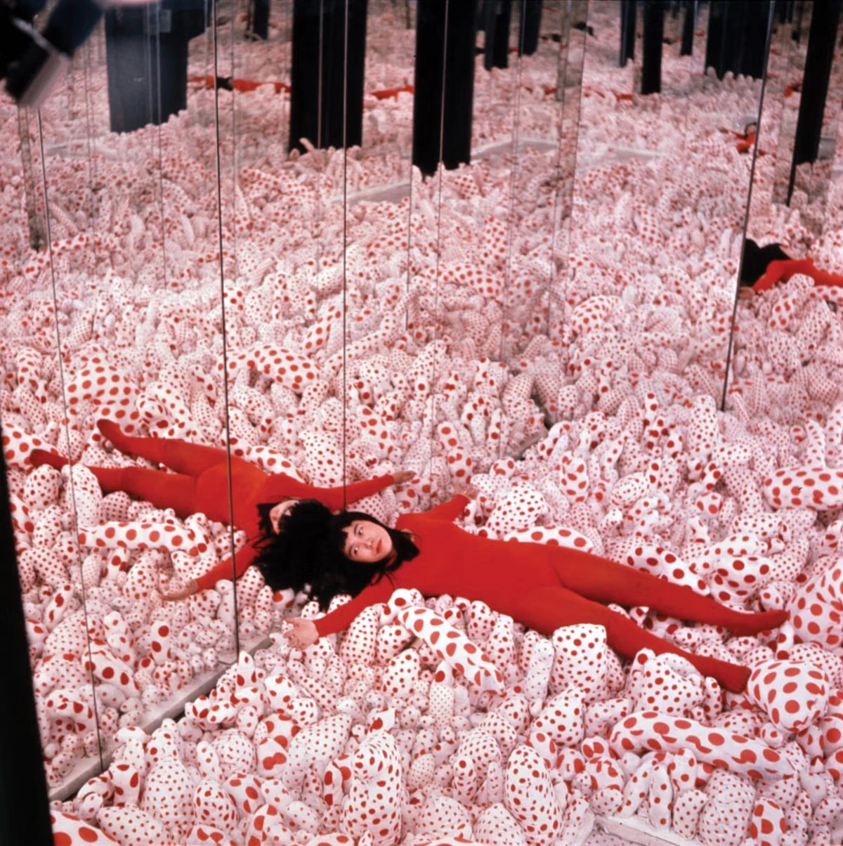 Sonsuzluğa Vida: Dünyaya Əbədiyyəti Nöqtələrdə Görməyi Öyrədən Rəssam Yayoi Kusama — 4