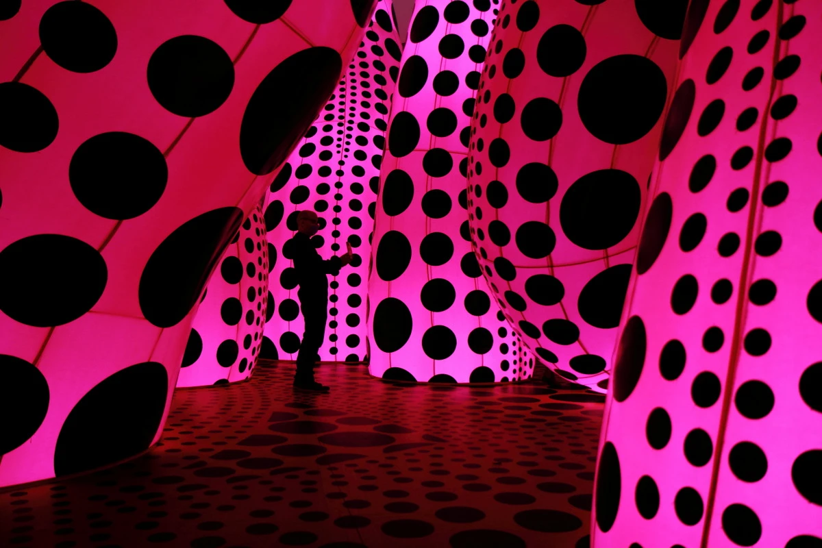 Sonsuzluğa Vida: Dünyaya Əbədiyyəti Nöqtələrdə Görməyi Öyrədən Rəssam Yayoi Kusama — 8