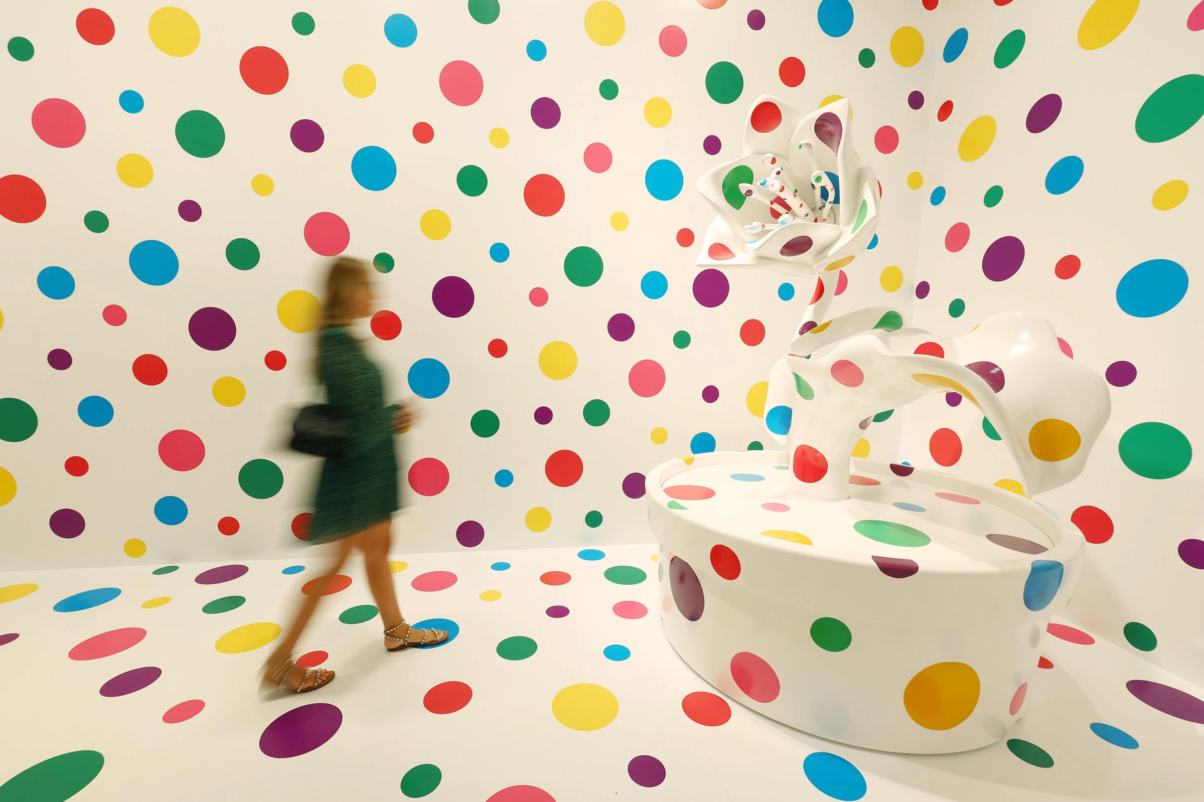 Sonsuzluğa Vida: Dünyaya Əbədiyyəti Nöqtələrdə Görməyi Öyrədən Rəssam Yayoi Kusama — 11