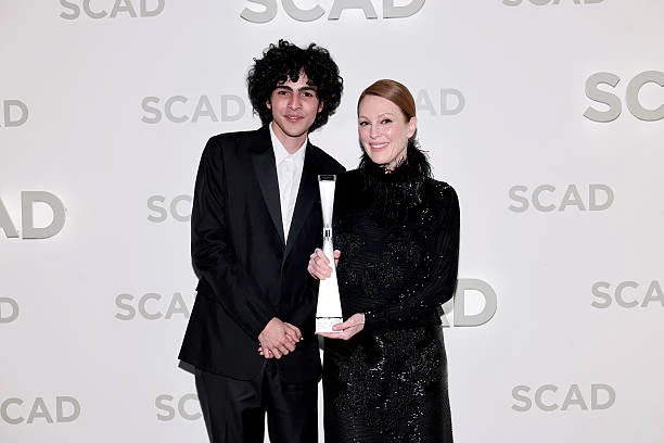 Azərbaycanlı aktyor Eldar İskəndərov beynəlxalq film festivalında Culian Mura mükafat təqdim edib — 1