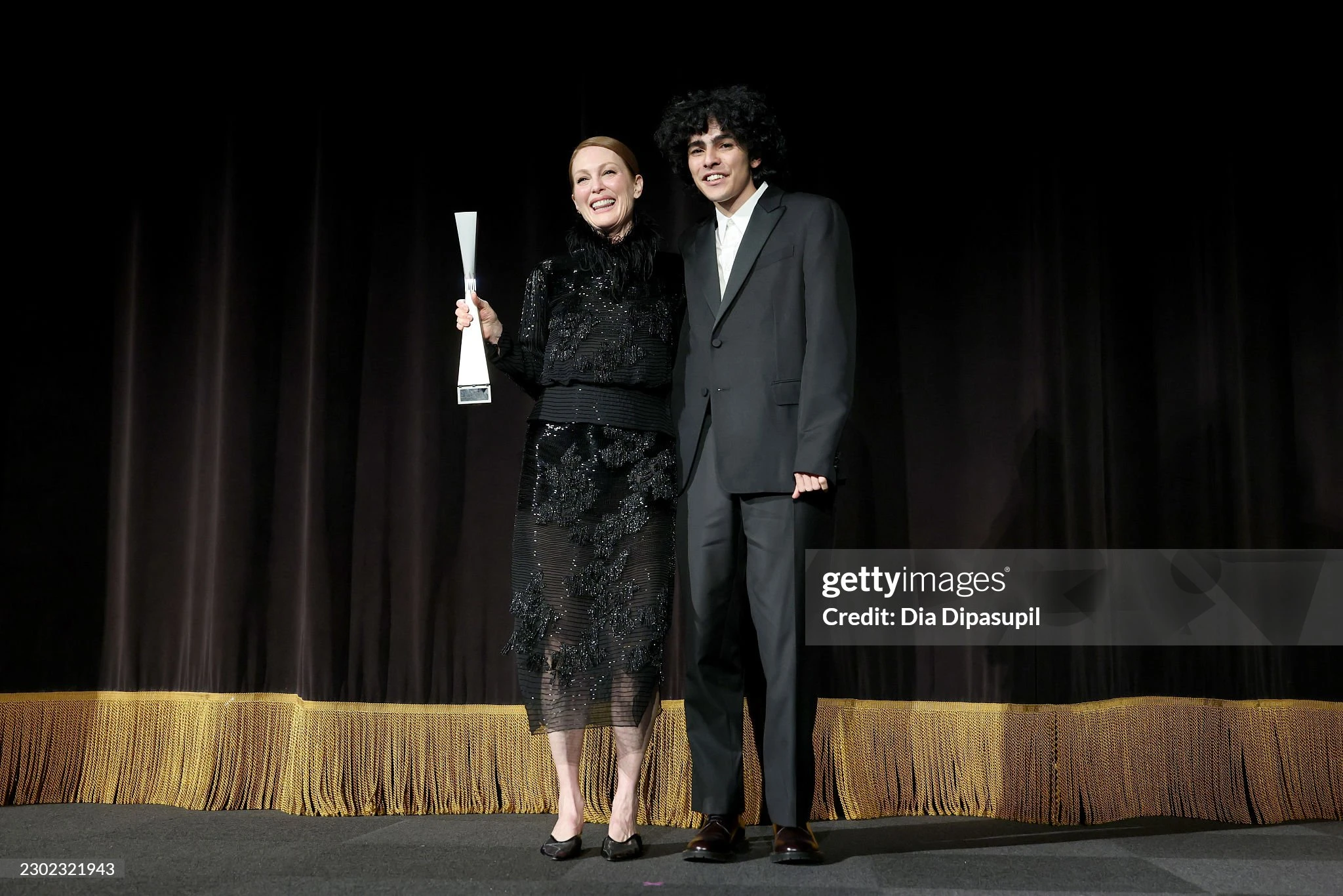 Azərbaycanlı aktyor Eldar İskəndərov beynəlxalq film festivalında Culian Mura mükafat təqdim edib — 4