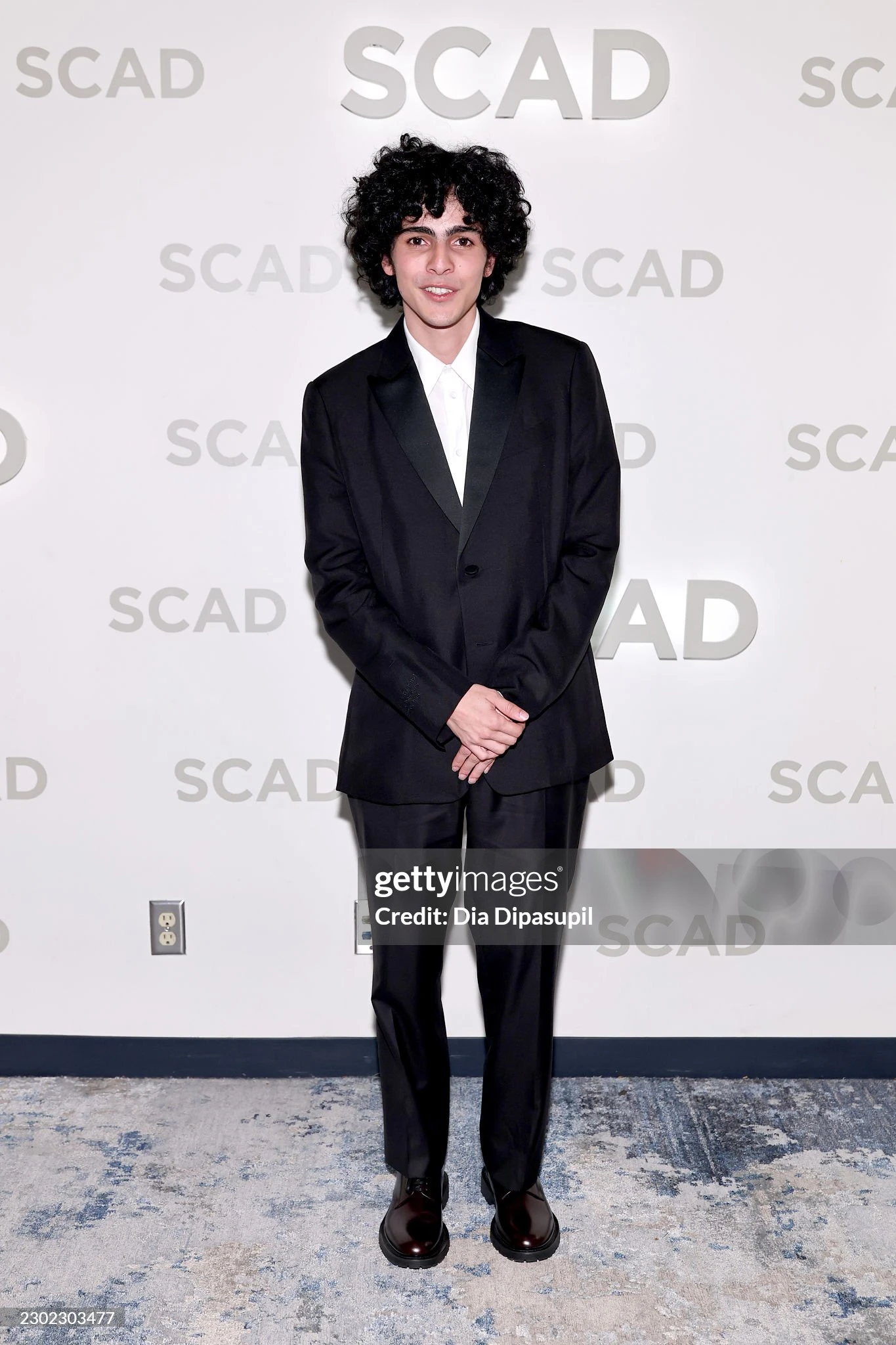Azərbaycanlı aktyor Eldar İskəndərov beynəlxalq film festivalında Culian Mura mükafat təqdim edib — 6