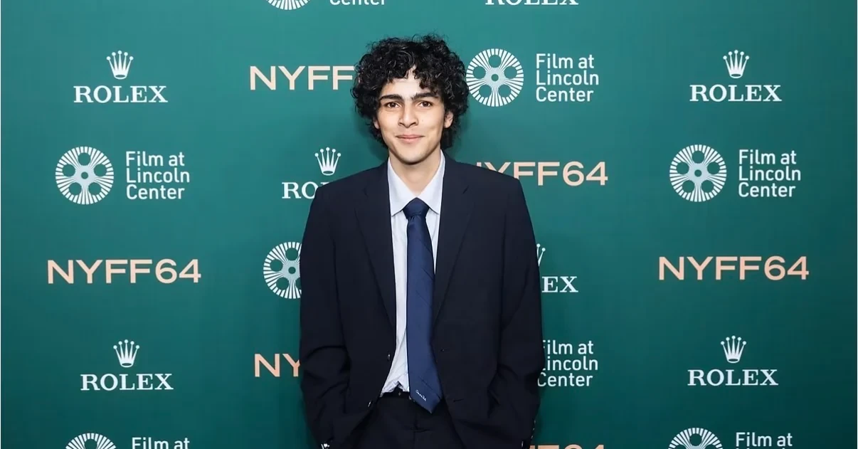 Azərbaycanlı aktyor Eldar İskəndərov beynəlxalq film festivalında Culian Mura mükafat təqdim edib — 9