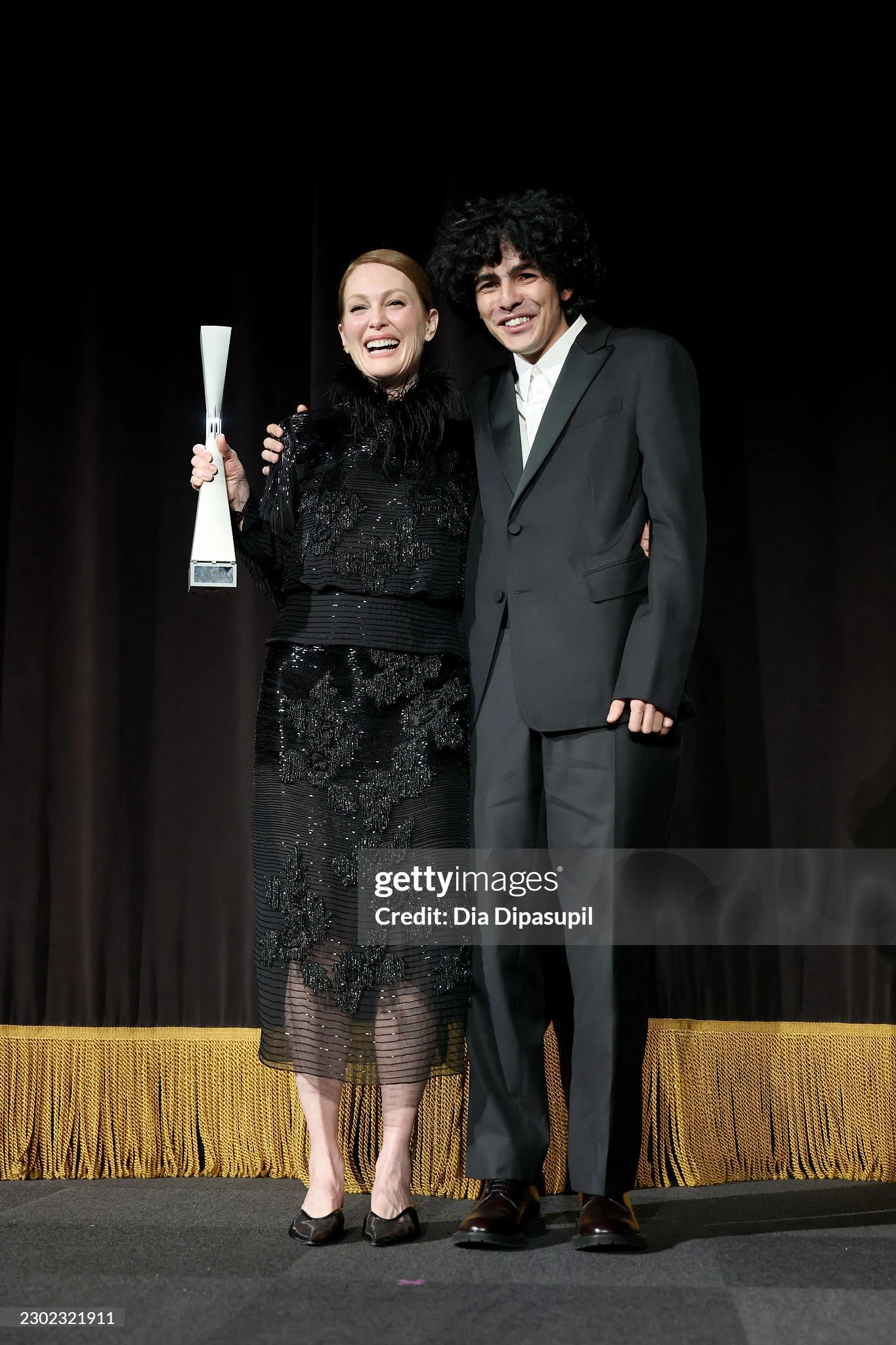 Azərbaycanlı aktyor Eldar İskəndərov beynəlxalq film festivalında Culian Mura mükafat təqdim edib — 10
