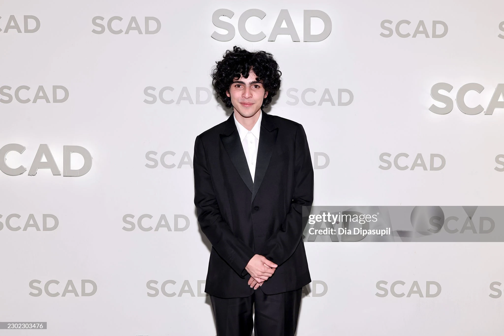Azərbaycanlı aktyor Eldar İskəndərov beynəlxalq film festivalında Culian Mura mükafat təqdim edib — 11