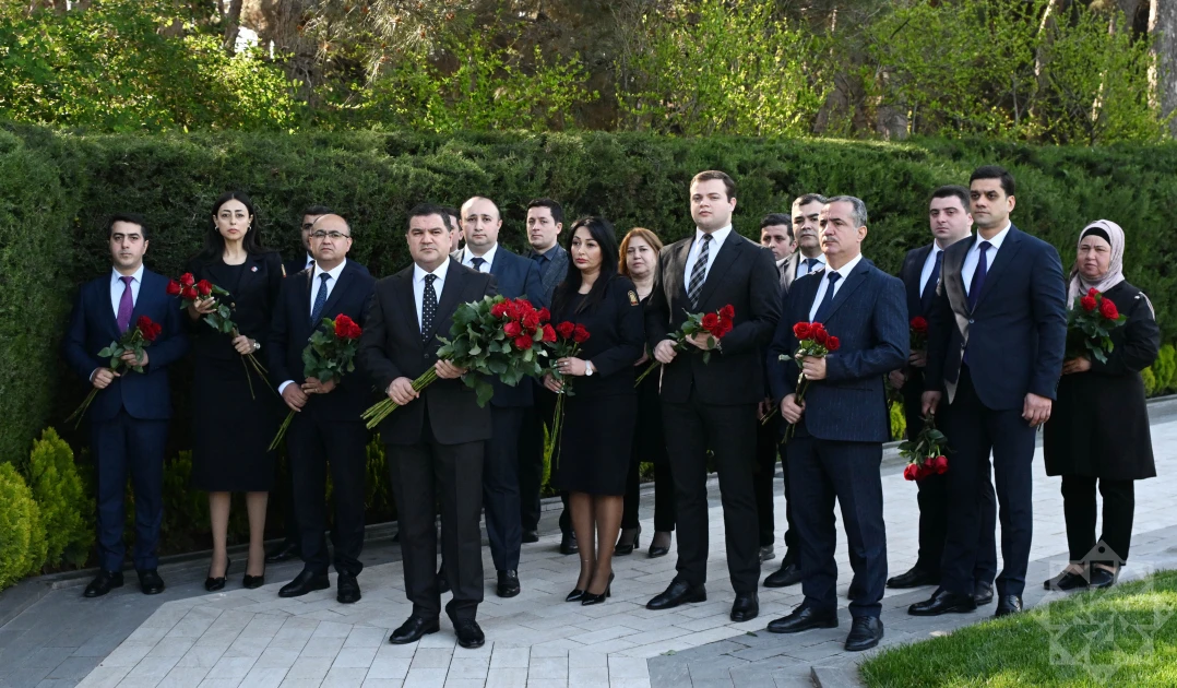 Naxçıvanın Bakıdakı daimi nümayəndəliyinin kollektivi Ulu Öndər Heydər Əliyevin məzarını ziyarət edib