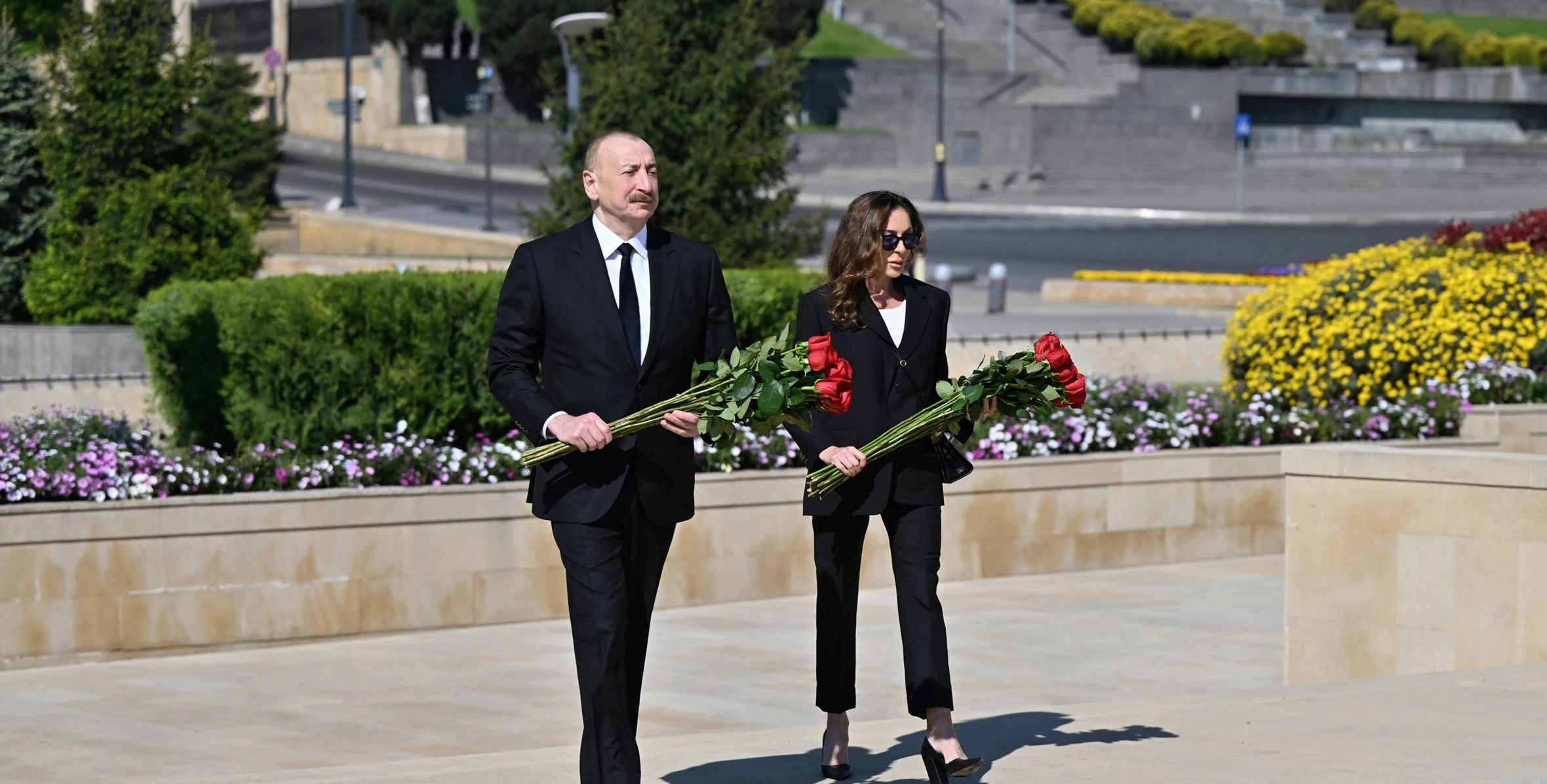 İlham Əliyev və birinci xanım Mehriban Əliyeva Faşizm üzərində Qələbə uğrunda mübarizədə həlak olan Azərbaycan övladlarının xatirəsini ehtiramla yad ediblər