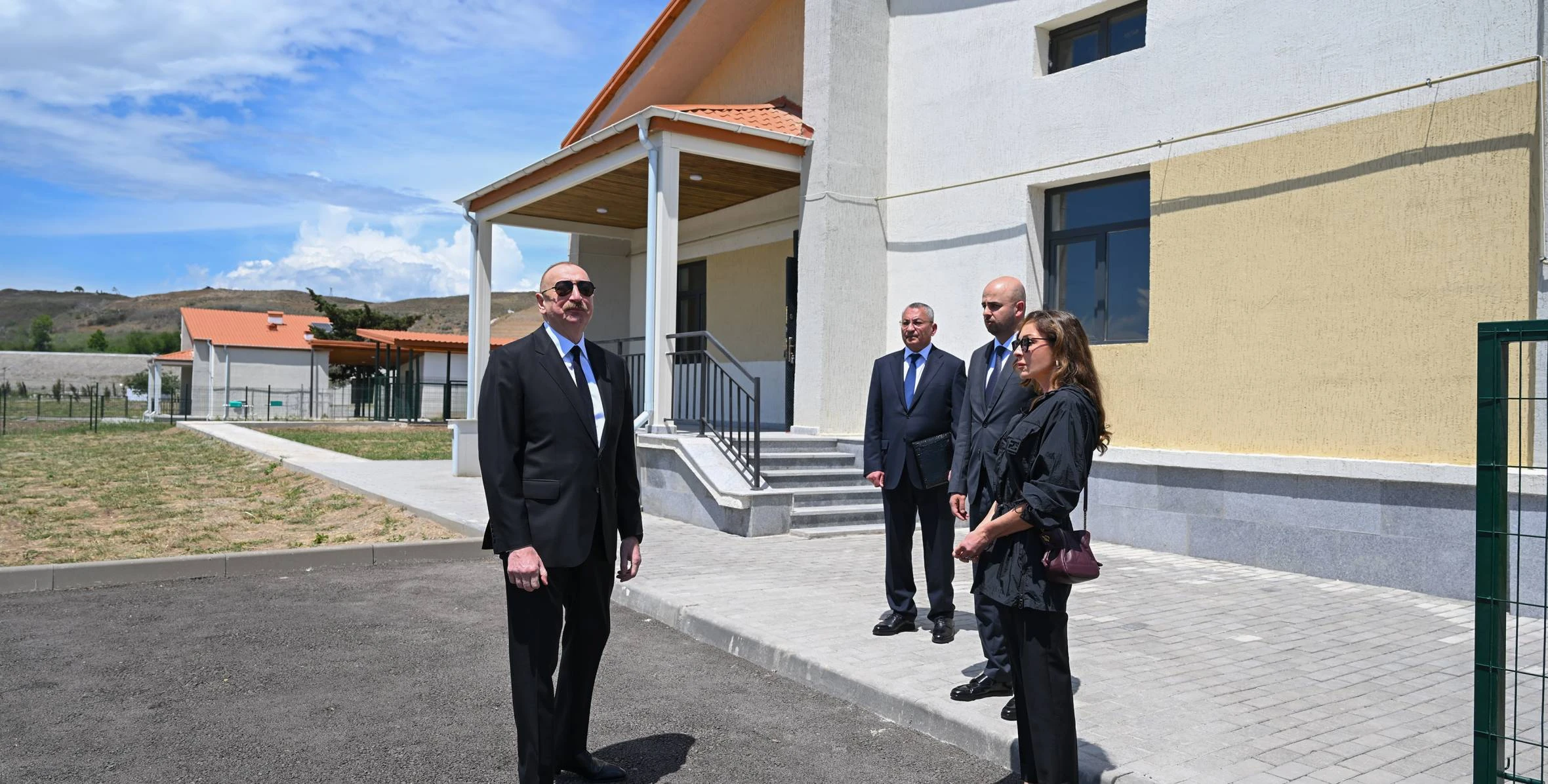 İlham Əliyev və birinci xanım Mehriban Əliyeva Şükürbəyli kəndində fərdi evlərdə yaradılmış şəraitlə tanış olublar
