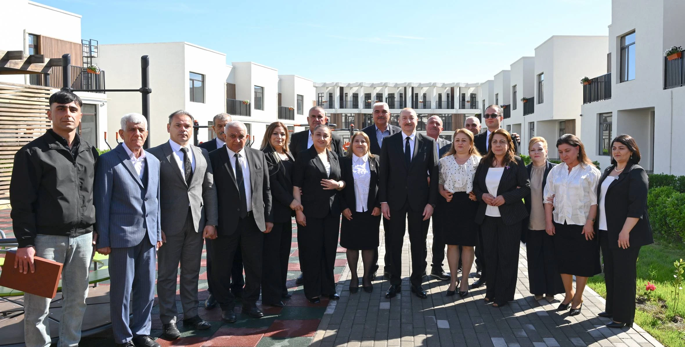 İlham Əliyev Zəngilan şəhərindəki ilk yaşayış kompleksinə köçən ailələrlə görüşüb
