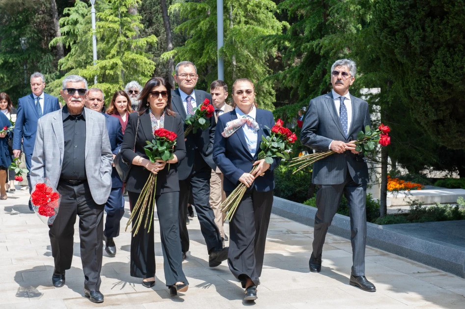Xalq yazıçısı Elçinin məzarı ziyarət olunub