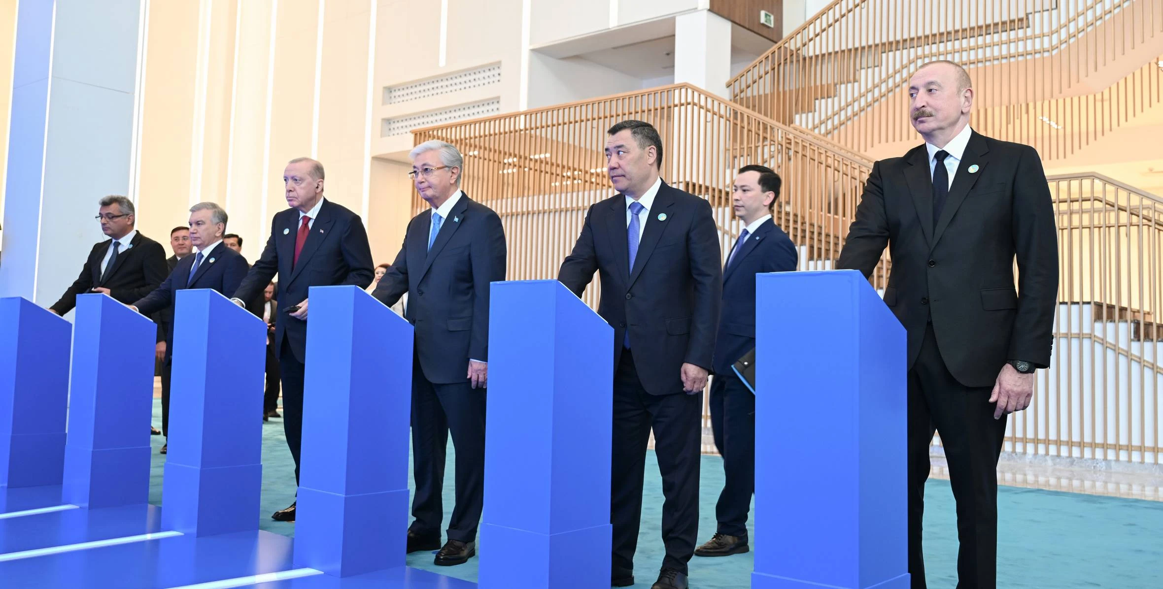 İlham Əliyev və TDT-nin qeyri-rəsmi Zirvə görüşünün digər iştirakçıları Türk Sivilizasiyası Mərkəzinin təməlqoyma mərasimində iştirak ediblər