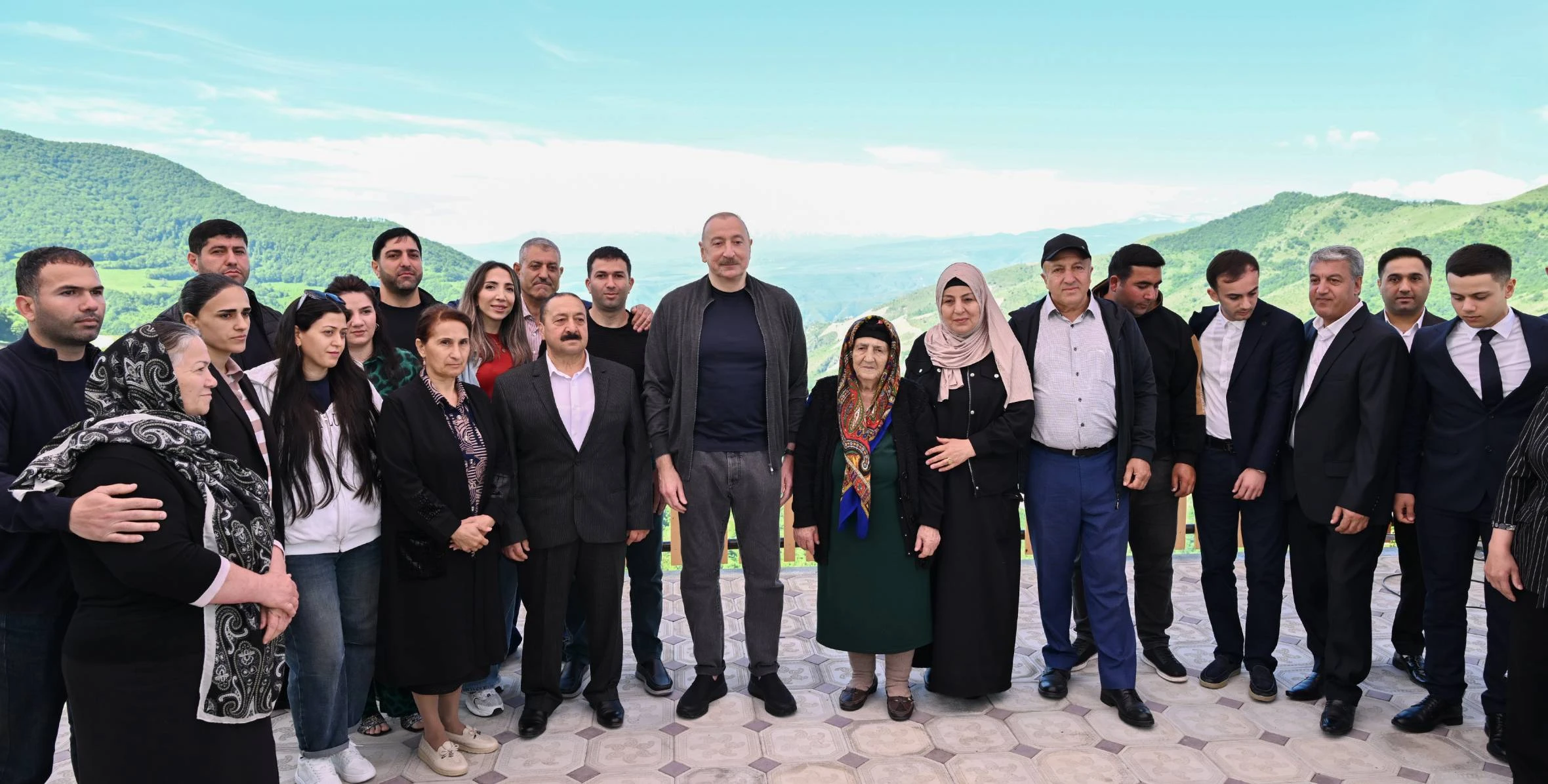İlham Əliyev Şuşanın Böyük Qaladərəsi kəndində görülən işlərlə tanış olub, sakinlərlə görüşüb