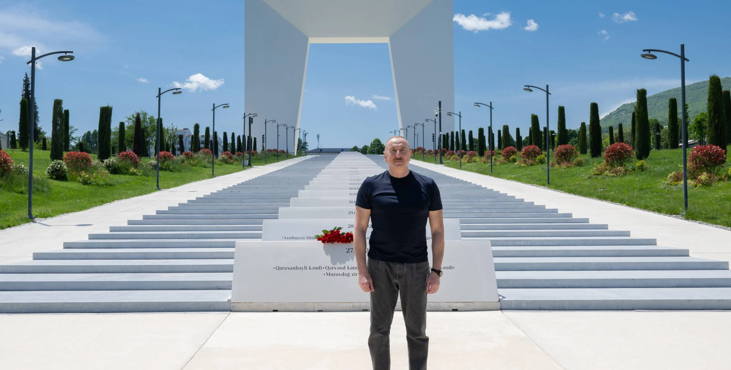 İlham Əliyev Xankəndi şəhərində Zəfər tağının önünə gül dəstələri düzüb