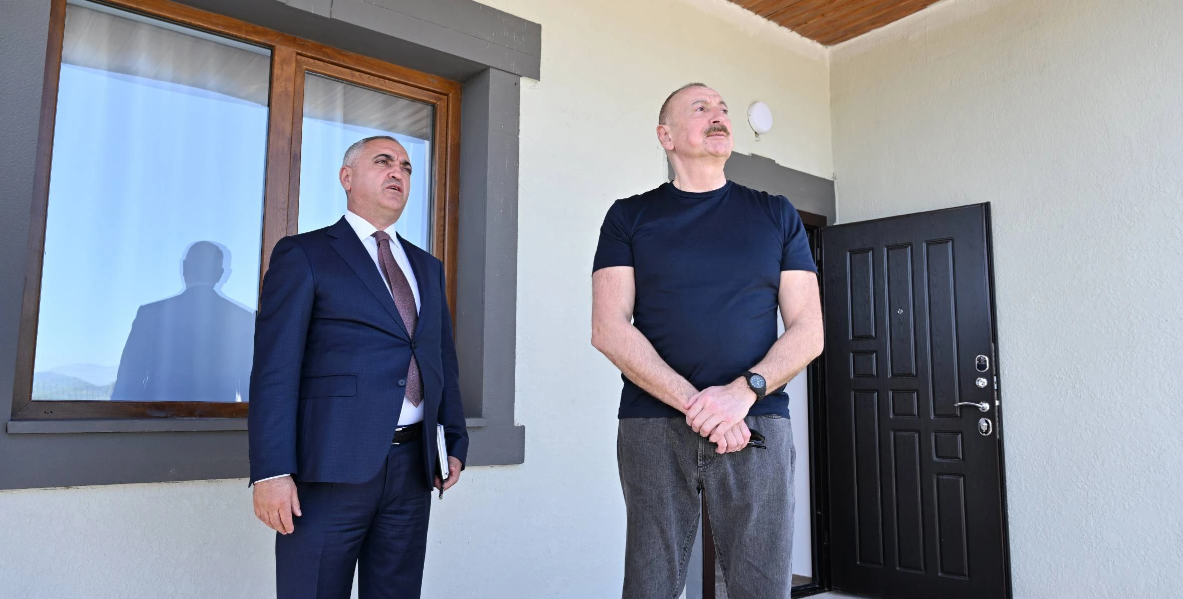 İlham Əliyev Xocalıda hərbi qulluqçular üçün nəzərdə tutulan fərdi evlərdə yaradılmış şəraitlə tanış olub