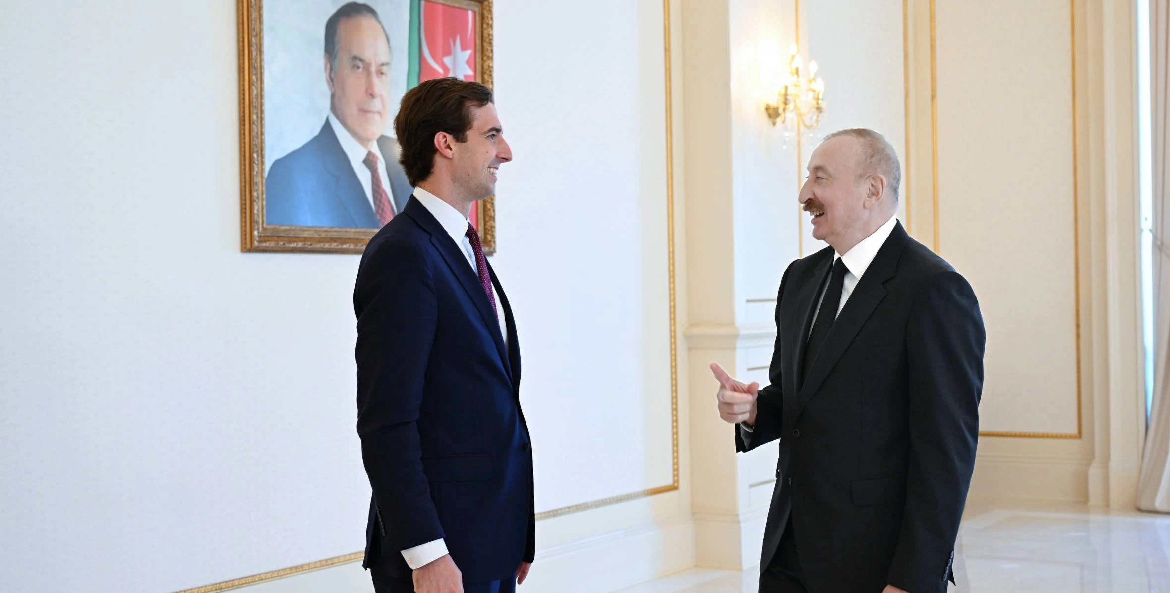 İlham Əliyev ABŞ Dövlət katibinin köməkçisinə Prezident Donald Tramp tərəfindən təqdim edilmiş xatirə hədiyyəsini göstərib