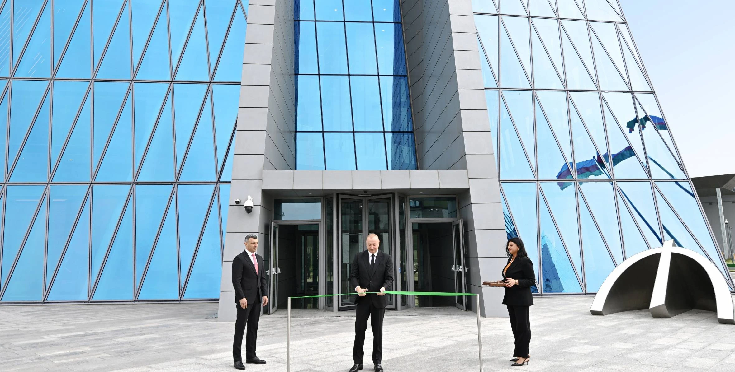 İlham Əliyev Mərkəzi Bankın yeni binasının açılışında iştirak edib