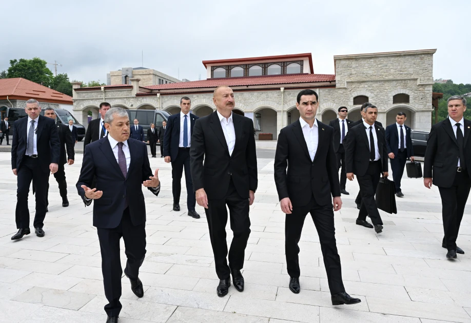 Prezidentlər İlham Əliyev və Sərdar Berdiməhəmmədov Şuşada Azərbaycanın tanınmış şəxsiyyətlərinin işğal dövründə güllələnmiş büstlərinə baxıblar