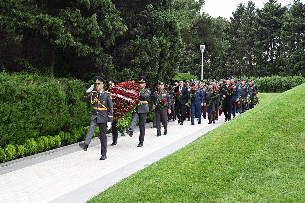Müdafiə Nazirliyinin rəhbər heyəti Fəxri xiyaban, Zəfər parkı və Hərbi Memorial Məzarlığı ziyarət edib
