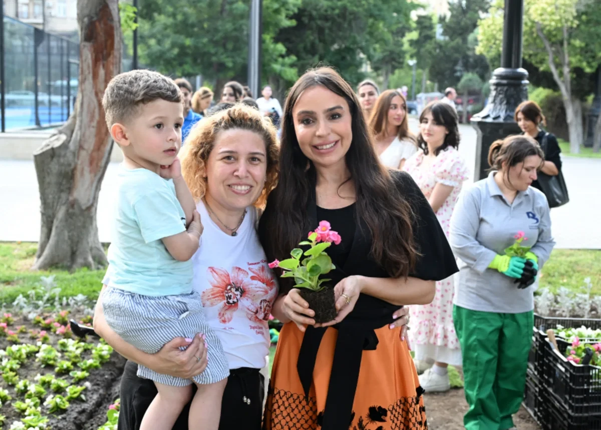 Leyla Əliyeva və Arzu Əliyeva Bakı Bulvarında mövsümi güllərin əkilməsi aksiyasında iştirak ediblər