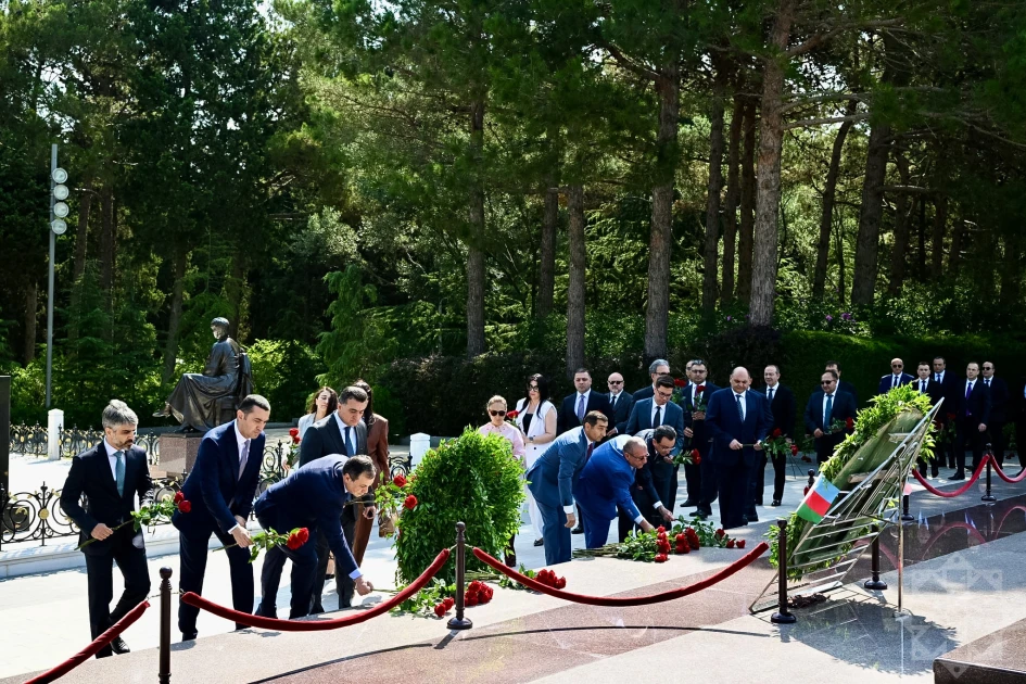 XİN-in rəhbər heyəti Fəxri və Şəhidlər xiyabanlarını ziyarət edib