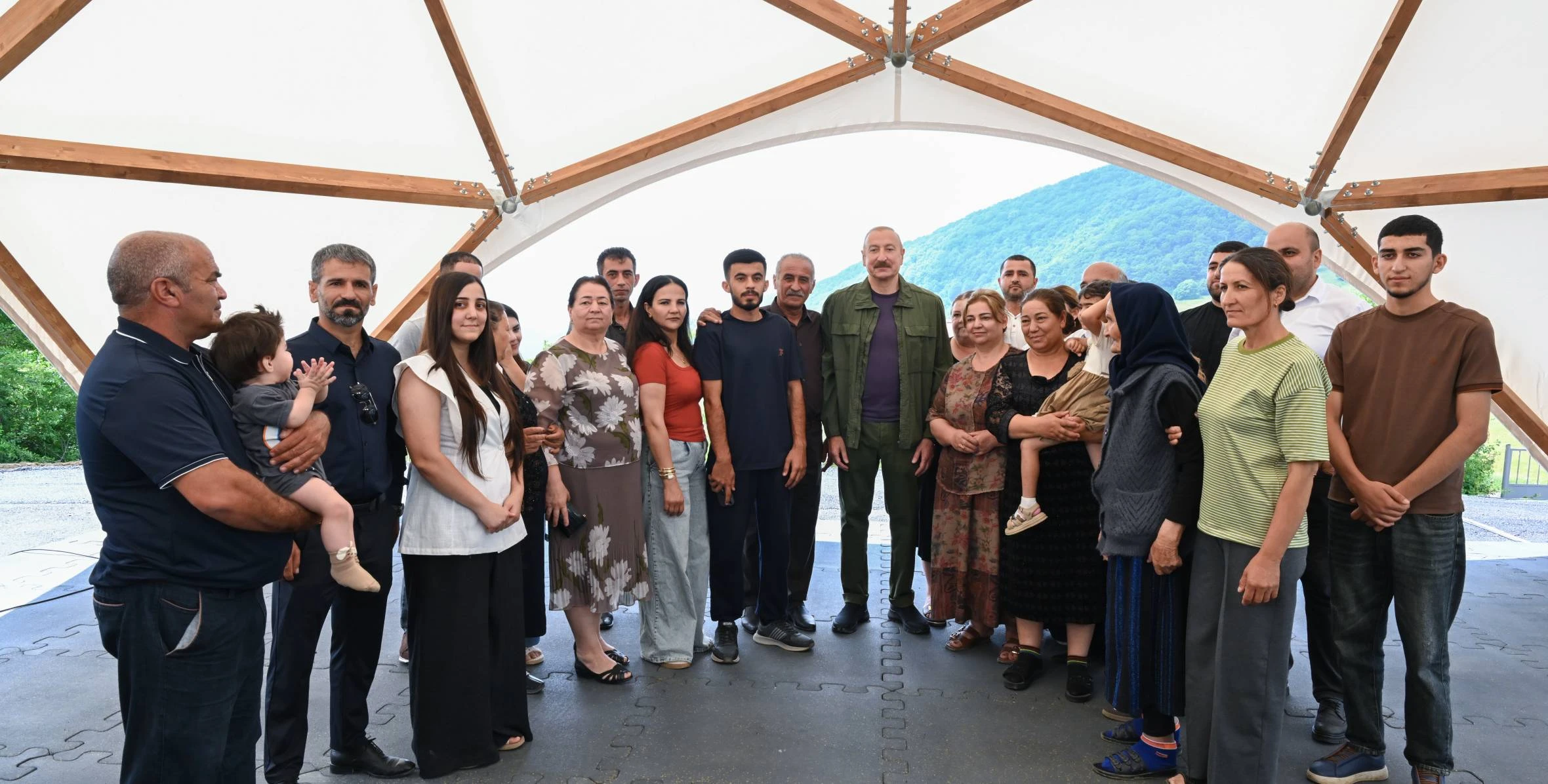 İlham Əliyev Şuşanın Kiçik Qaladərəsi kəndində görülən işlərlə tanış olub və kəndə qayıdan sakinlərlə görüşüb 