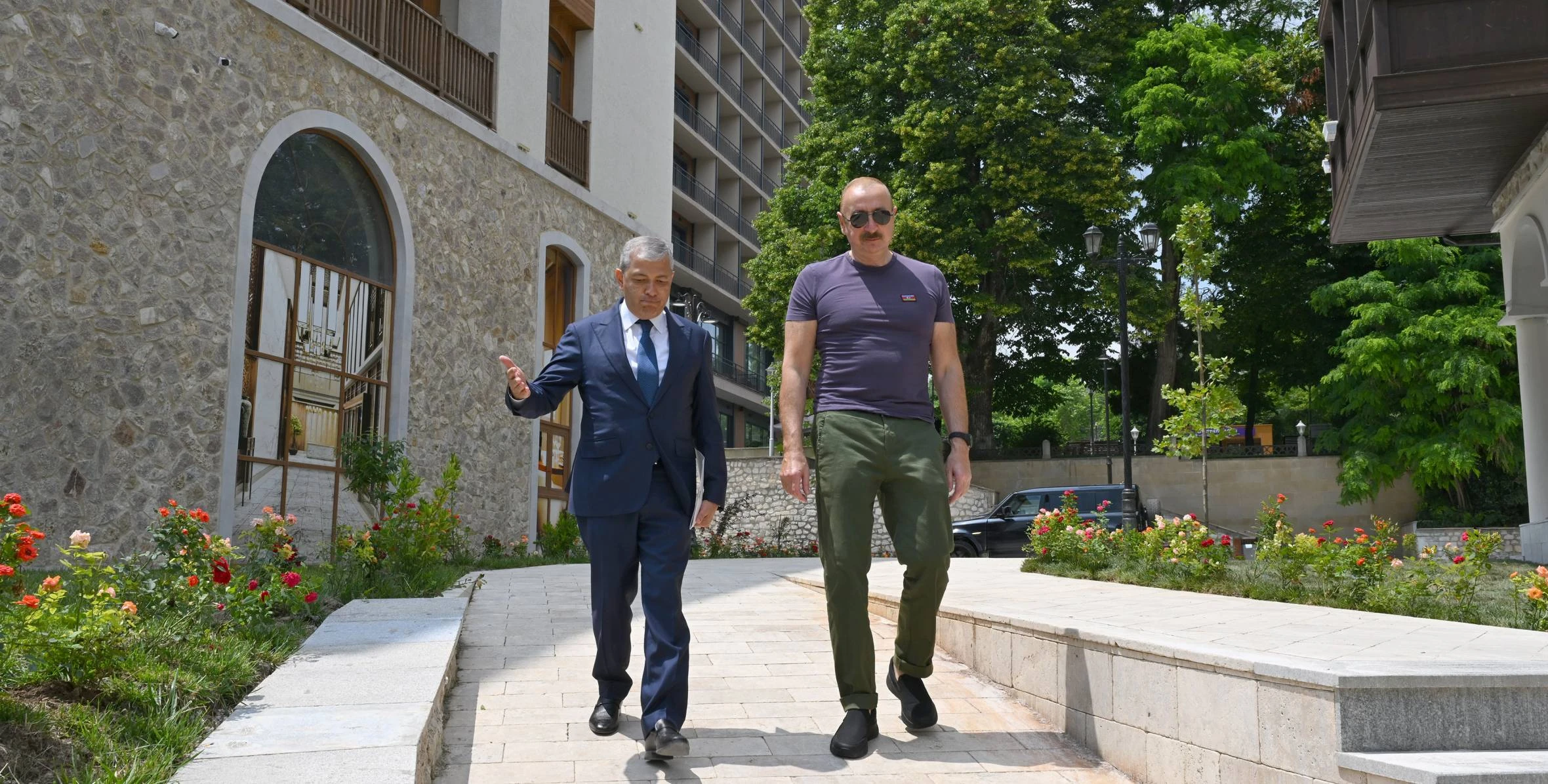 İlham Əliyev Şuşanın Qarabağ küçəsində dövlət-özəl tərəfdaşlığı çərçivəsində həyata keçirilmiş işlərlə tanış olub