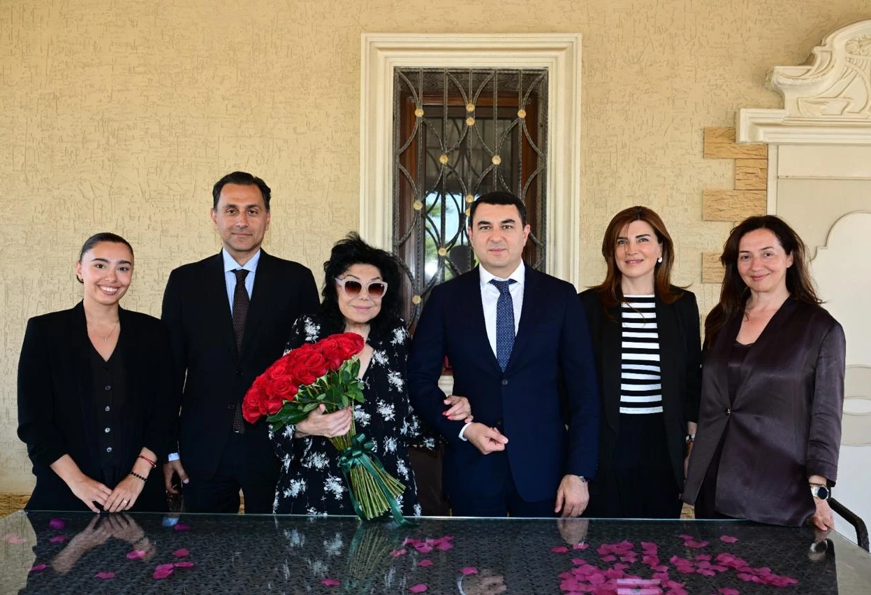 Mədəniyyət naziri Adil Kərimli Xalq artisti Flora Kərimovanı evində ziyarət edib