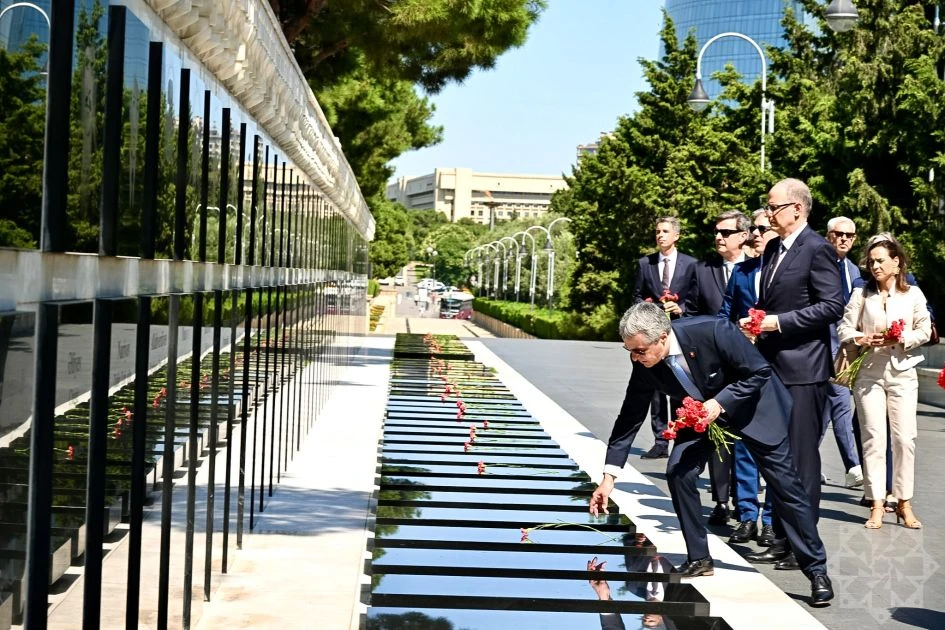 İsveçrənin Federal Xarici İşlər Departamentinin rəhbəri Bakıda şəhidlərin xatirəsini anıb