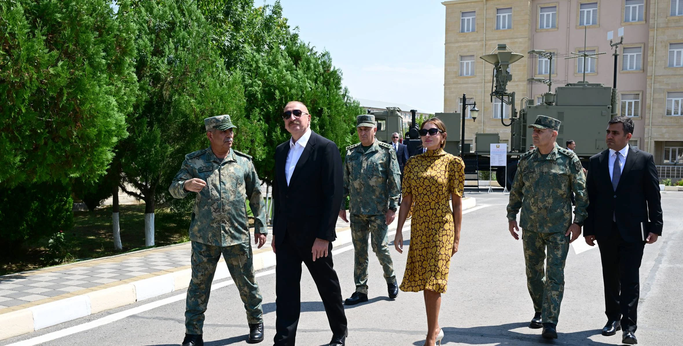 İlham Əliyev Əlahiddə Ümumqoşun Orduda yeni yaradılan komando hərbi hissələrinə Döyüş bayraqlarının verilməsi mərasimində iştirak edib