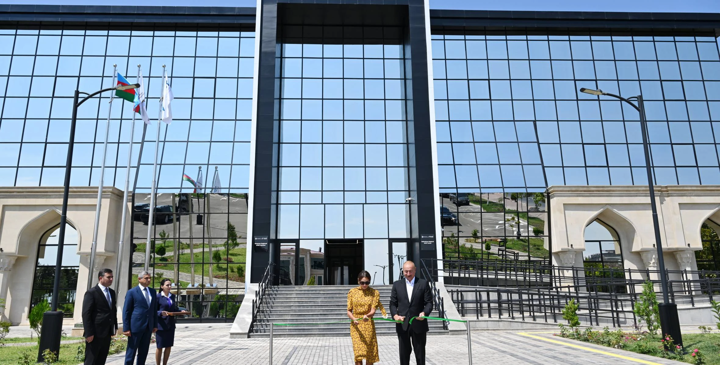 İlham Əliyev Əmək və Əhalinin Sosial Müdafiəsi Nazirliyinin tabeliyində olan DOST Agentliyinin Naxçıvan Regional DOST Mərkəzinin açılışında iştirak edib