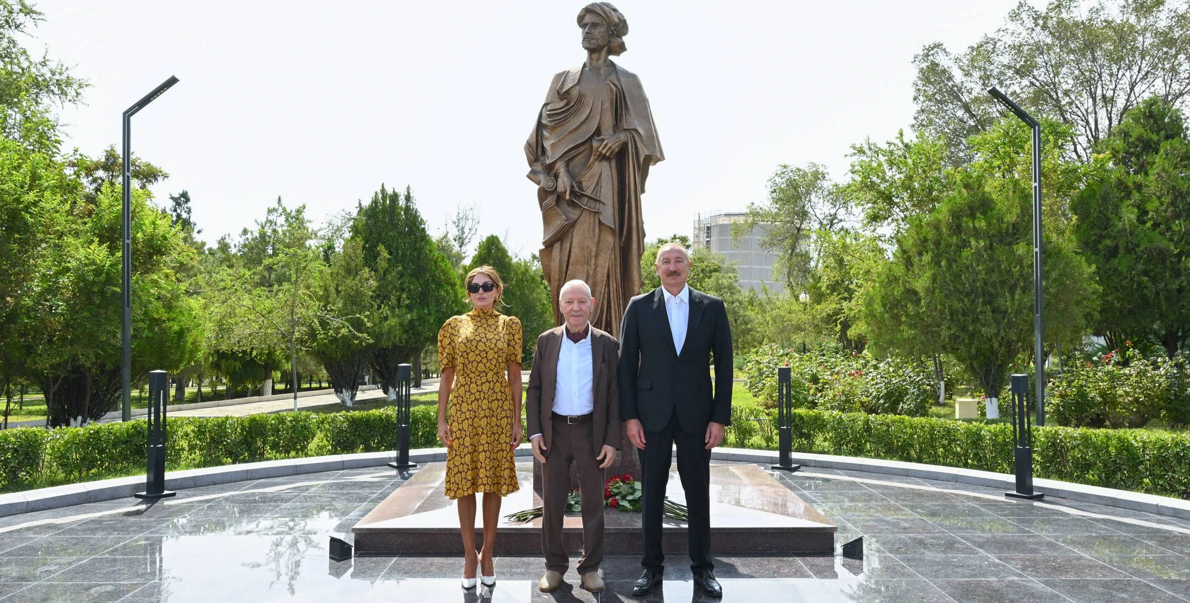 İlham Əliyev Naxçıvan şəhərindəki “Əcəmi seyrangahı” istirahət kompleksində memar Əcəmi Naxçıvaninin abidəsinin açılışında iştirak edib