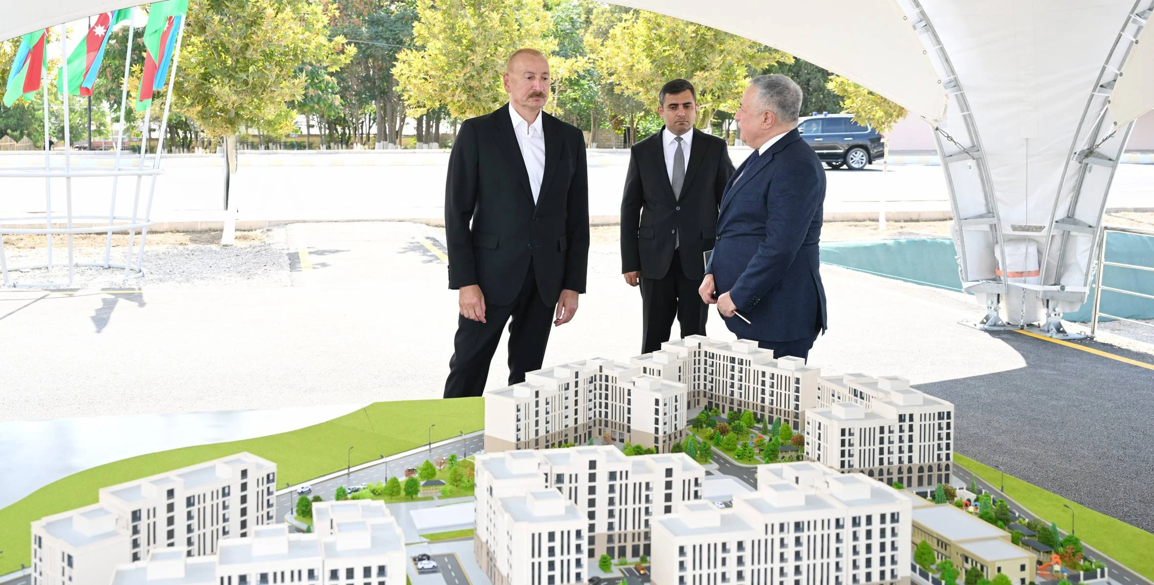 İlham Əliyev Naxçıvan şəhərində sosial evlər kompleksinin təməlini qoyub