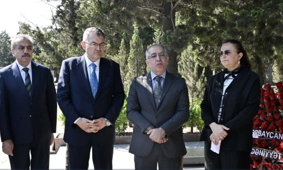 Görkəmli xanəndə Xan Şuşinskinin məzarı ziyarət olunub