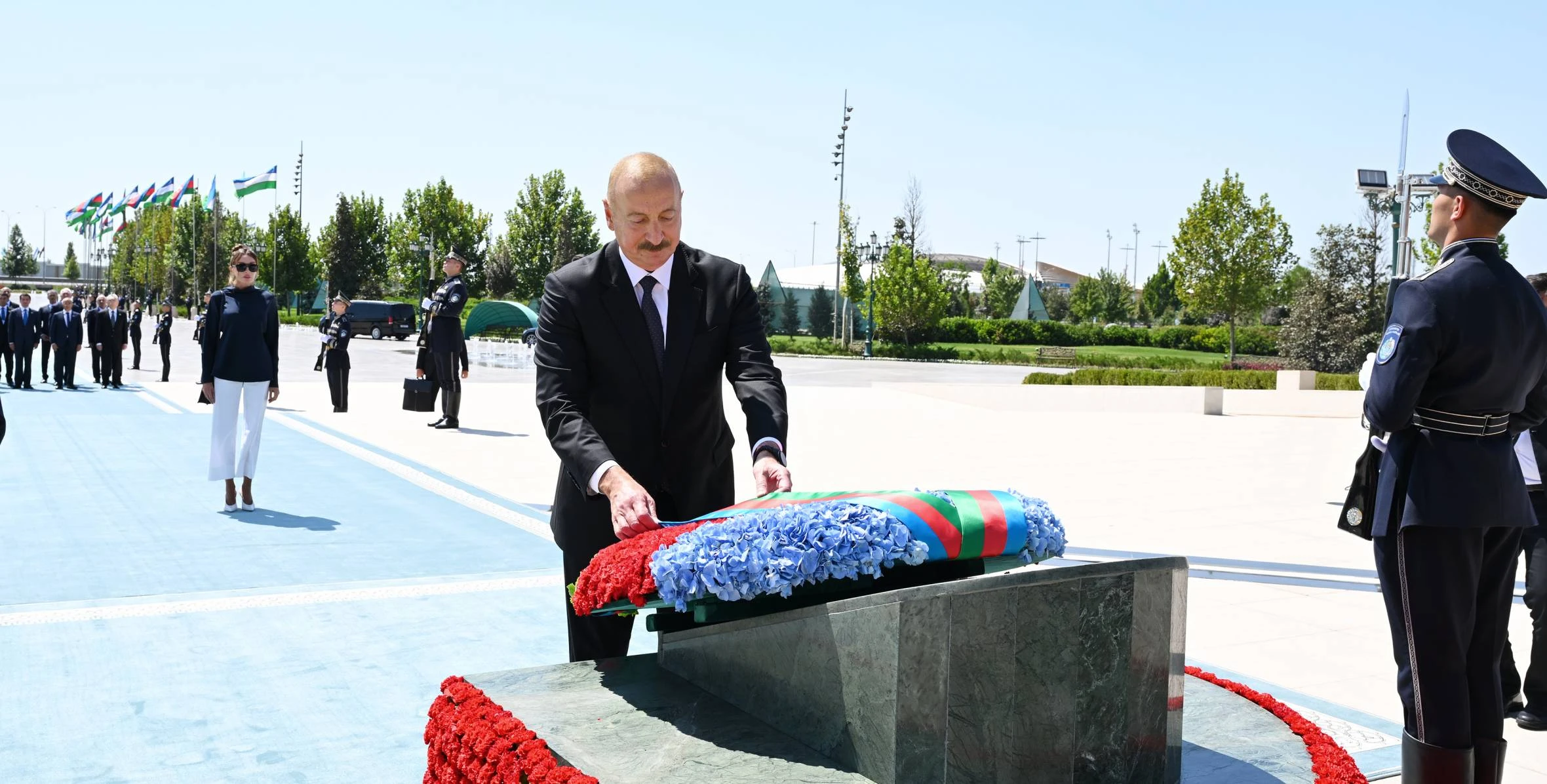İlham Əliyev Daşkənddə Müstəqillik abidəsini ziyarət edib