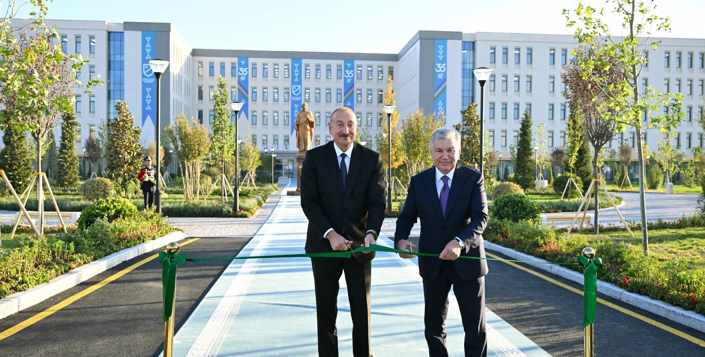İlham Əliyev və Özbəkistan Respublikasının Prezidenti Şavkat Mirziyoyev Daşkənddə Nizami Gəncəvi adına Milli Pedaqoji Universitetin açılış mərasimində iştirak ediblər