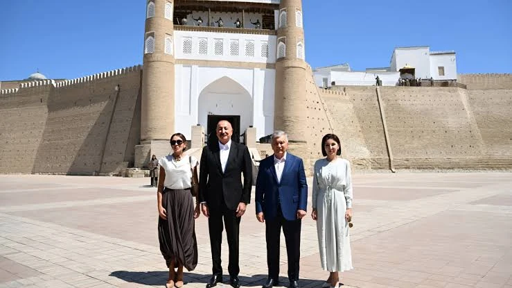 İlham Əliyev, birinci xanım Mehriban Əliyeva, Özbəkistan Prezidenti Şavkat Mirziyoyev, birinci xanım Ziroatxon Mirziyoyeva və ailə üzvləri Buxara şəhərində “Ark” qalası ilə tanış olublar