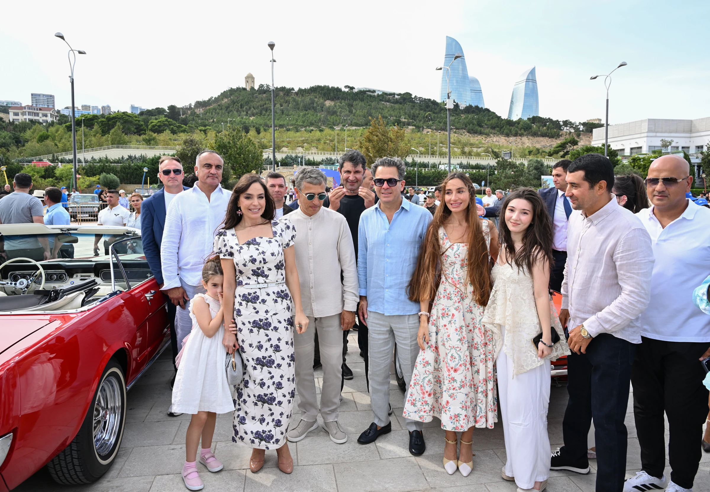 Heydər Əliyev Fondunun vitse-prezidenti Leyla Əliyeva və Arzu Əliyeva klassik avtomobillərin yürüşü və sərgisini izləyiblər