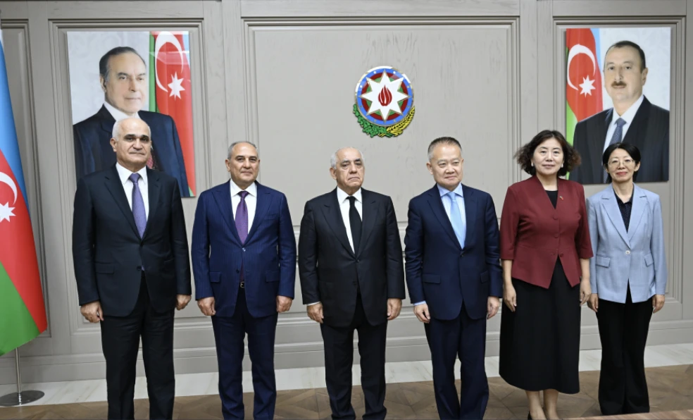 Baş nazir Əli Əsədov Çin Kommunist Partiyası Mərkəzi Komitəsinin üzvü ilə görüşüb