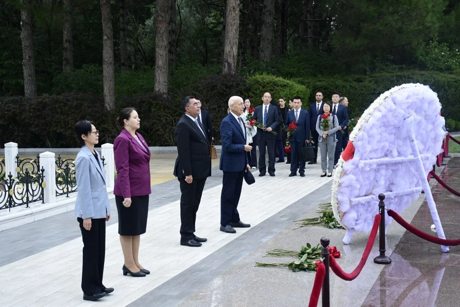 YAP və ÇKP nümayəndələri Ümummilli Liderin məzarını və Şəhidlər xiyabanını ziyarət ediblər