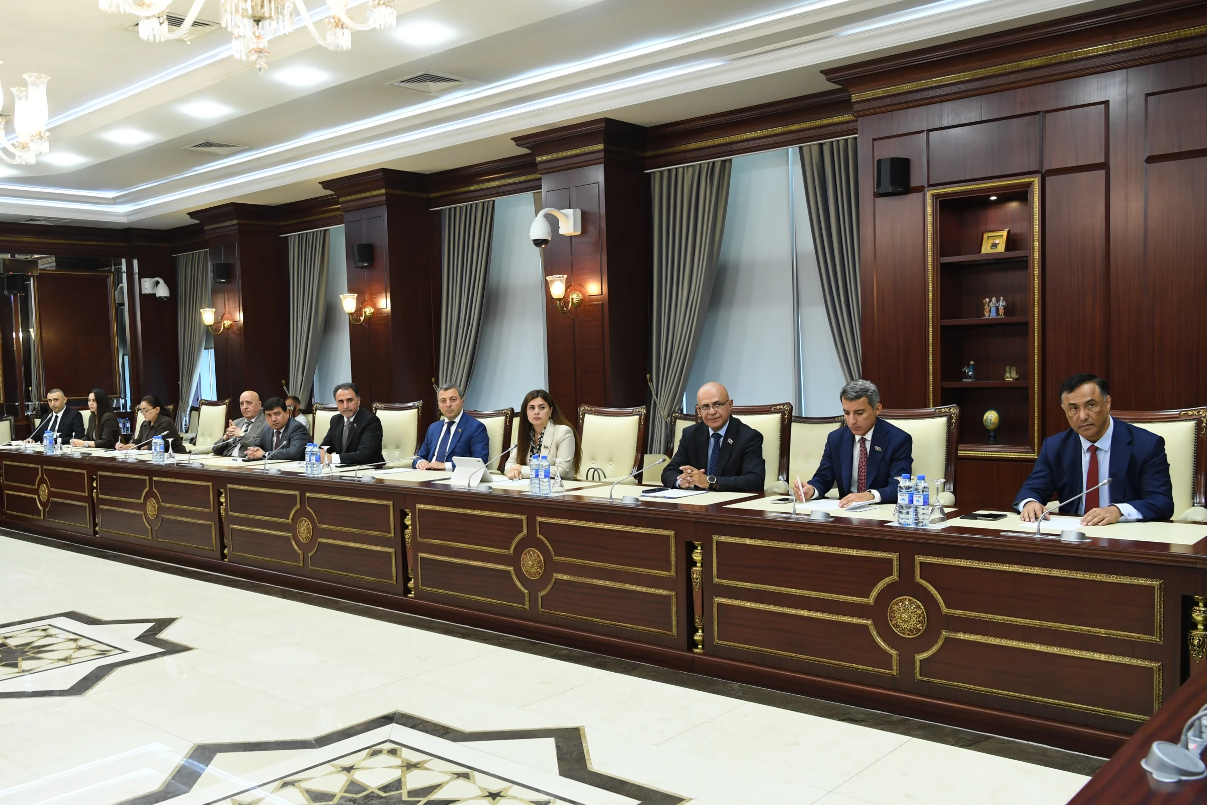 Milli Məclisin Beynəlxalq münasibətlər və parlamentlərarası əlaqələr komitəsinin payız sessiyasında ilk iclası keçirilib