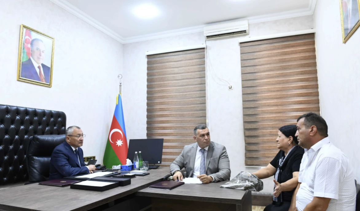 Qaçqınların və Məcburi Köçkünlərin İşləri üzrə Dövlət Komitəsinin sədri vətəndaş müraciətlərini dinləyib