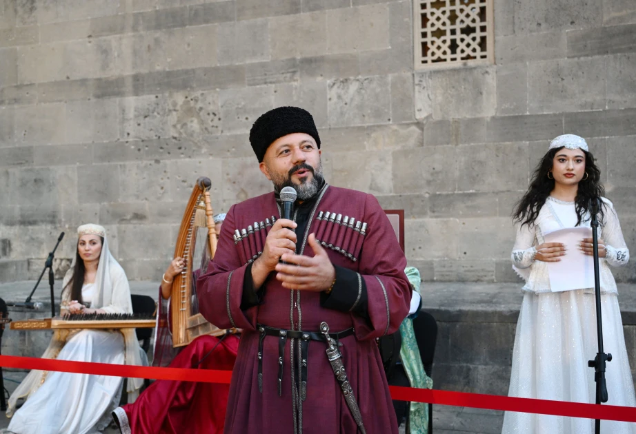 Rüfət Mahmud: Məqsədimiz milli geyim geyinməyi günümüzün bir hissəsinə çevirməkdir