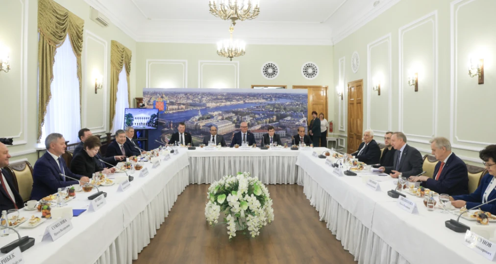 Sankt-Peterburq qubernatoru MDB PA-nın beynəlxalq müşahidəçiləri ilə görüşüb