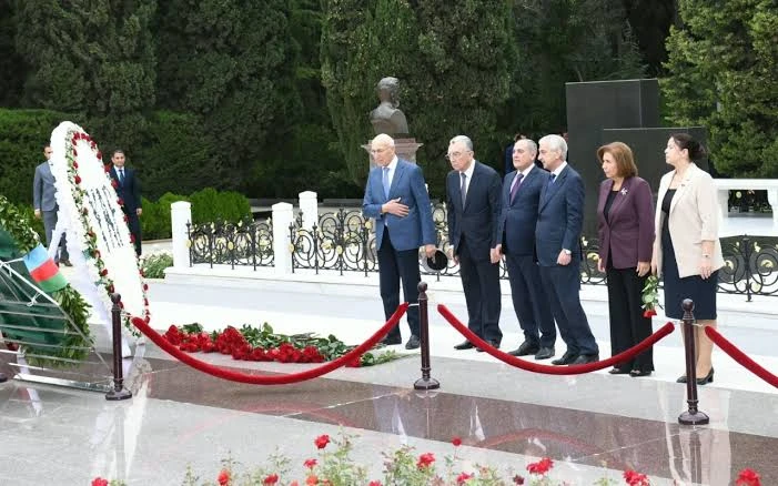 YAP-ın VIII qurultayının nümayəndələri Ulu Öndərin xatirəsini yad ediblər