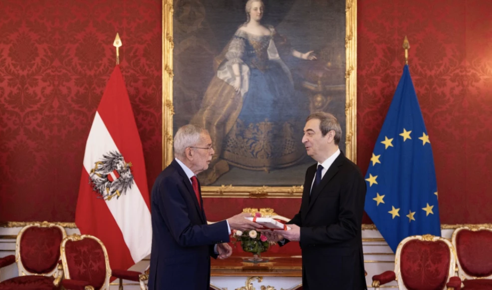 Səfir Kamil Xasiyev etimadnaməsini Avstriya Prezidentinə təqdim edib