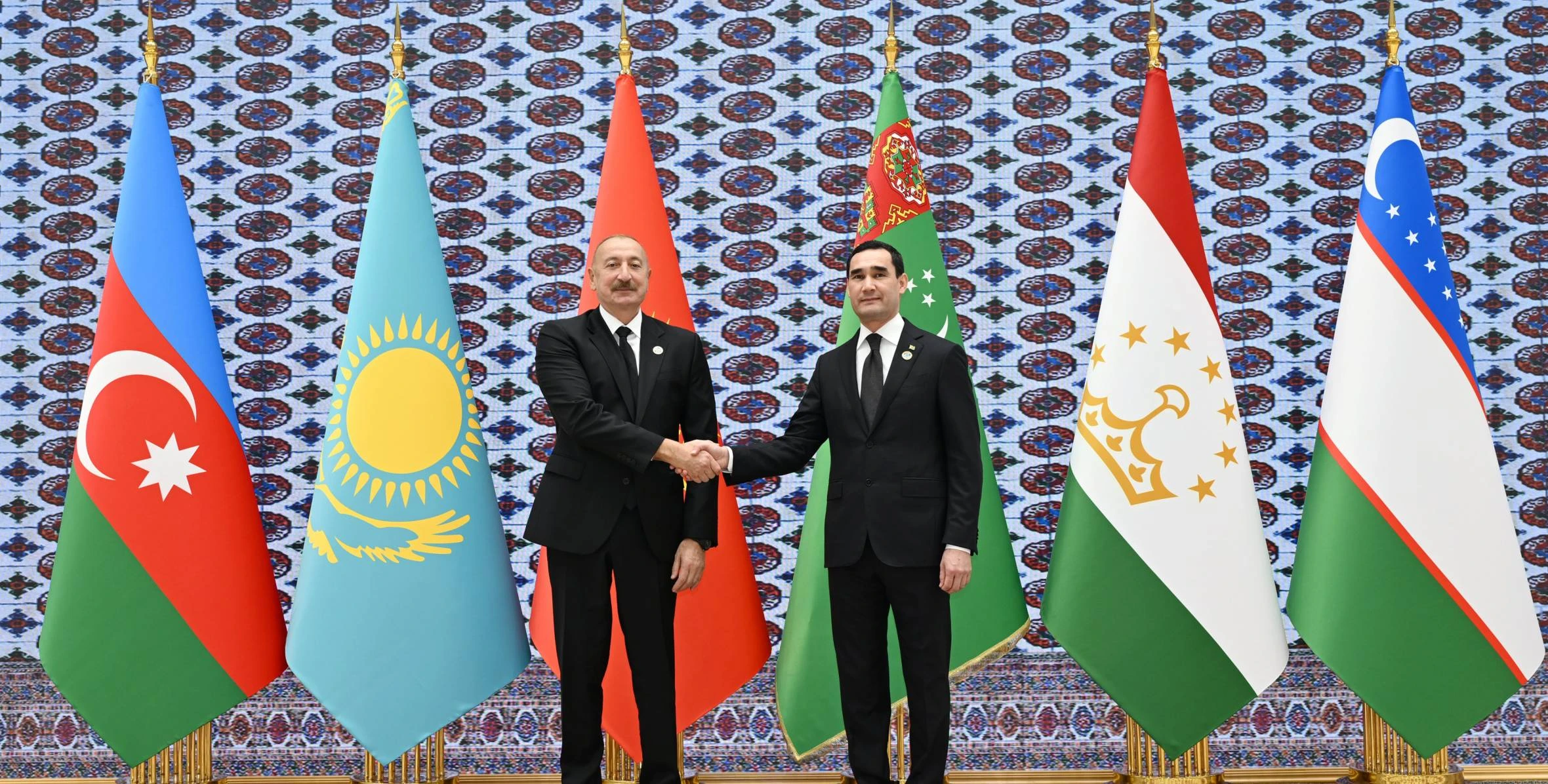 İlham Əliyev Azərbaycan və Mərkəzi Asiya Dövlət Başçılarının 8-ci Məşvərət görüşündə iştirak etmək üçün “Avaza” Kompleksinə gəldi