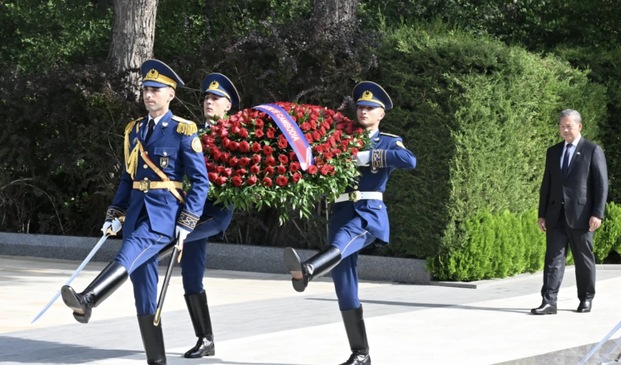 Kambocanın Baş naziri Fəxri xiyabanda Ümummilli Lider Heydər Əliyevin məzarını ziyarət edib